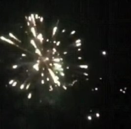 Молния попала в фейерверк