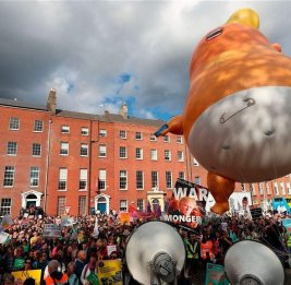 В Дублине протест против визита Трампа превратился в настоящее шоу