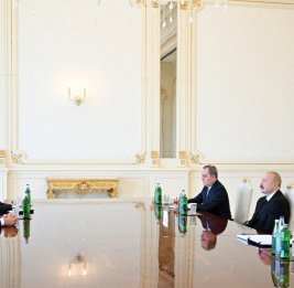 
Президент Ильхам Алиев принял министра иностранных дел Турции