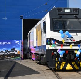 
7 новых грузовых локомотивов доставлены из Китая в Баку