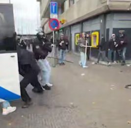 Протестующих призвали не бить полицию