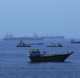 
В Ормузском проливе атакован танкер, два члена экипажа ранены