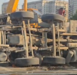 На дороге Баку-Сумгайыт перевернулась бетономешалка