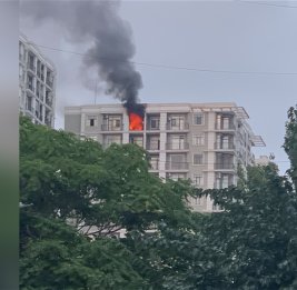 Пожар охватил многоэтажный дом в Баку
