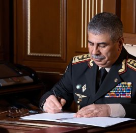 
Министр обороны Азербайджана выразил соболезнования казахстанской стороне