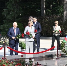 Делегация парламента Грузии посетила Аллею почетного захоронения и Шехидляр хиябаны