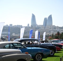 Автомобильная федерация Азербайджана проводит выставку классических автомобилей во время Формулы-1
