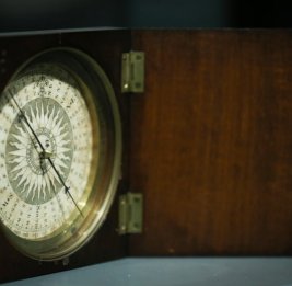 Знаковые экспонаты музеев Азербайджана: магнитный компас XVIII века - часть глобуса