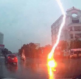 Во Вьетнаме молния ударила в мотоциклистку на ходу
