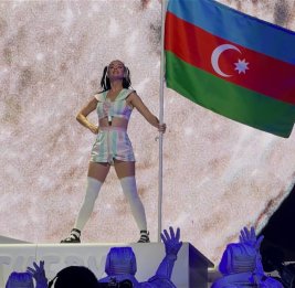 Кэти Перри в Баку: Флаг Азербайджана, предложение руки и сердца на концерте и не только