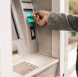В Баку мужчина под предлогом помощи у банкомата похитил 2400 манатов
