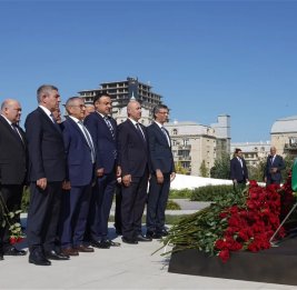 Коллектив Милли Меджлиса посетил парк Победы