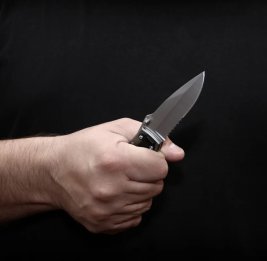 Женщина погибла от ножевых ранений, задержан ее супруг
