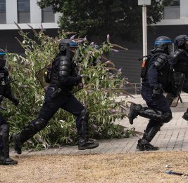 Во Франции задержали 440 человек на протестах школьников