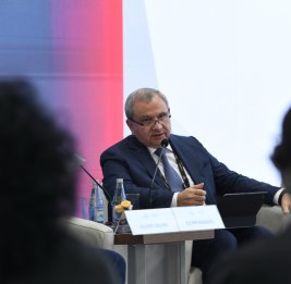 
Ректор БГУ выступил на сессии ADEX