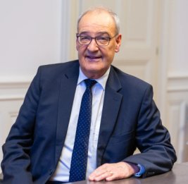 Президент Швейцарии уступил кресло молодым