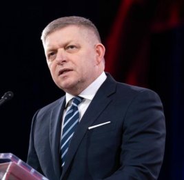 Фицо из-за болезни отменил участие в связанных с освобождением Словакии торжествах