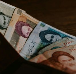 
Почти 2,7 млн риалов за доллар: новое дно иранской валюты