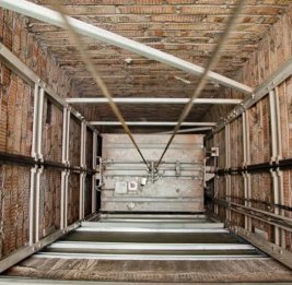 
В казахстанском Атырау рухнул лифт с людьми, есть пострадавшие