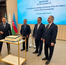 
В Астане открыли скульптуру карабахского коня - подарок Азербайджана СВМДА