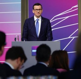 Экс-премьер Польши предложил депутатам проходить военное обучение