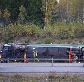 Автобус с десятками пассажиров перевернулся в Швеции