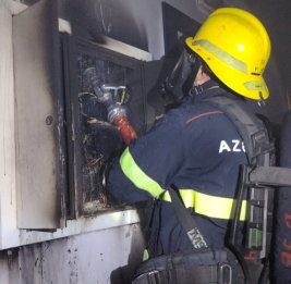 Пожар в многоэтажке Баку: жильцов эвакуировали