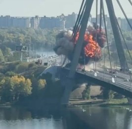 Российские военные ударили по мосту через Днепр в Запорожье