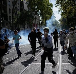 Во Франции продолжаются массовые протесты старшеклассников