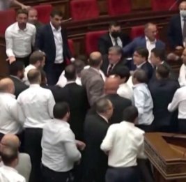 Стычка в парламенте Армении произошла после спора депутата со спикером