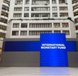 МВФ: Инфляция, войны, COVID-19 привели к &laquo;устойчивому ухудшению&raquo; покупательной способности домохозяйств