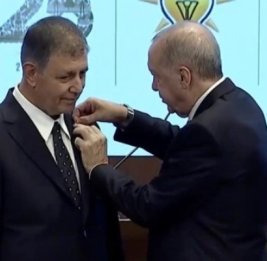 
Мэр третьего города Турции перешел в правящую партию
