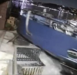 Прогулочный паром врезался в исторический особняк на Босфоре