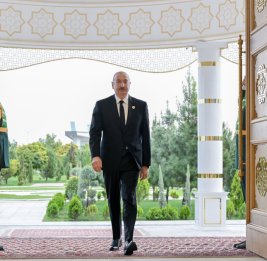 
Президент Ильхам Алиев прибыл в Комплекс &laquo;Аваза&raquo; для участия в 8-й Консультативной встрече глав государств Азербайджана и Центральной Азии