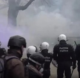 
В Брюсселе полиция применила слезоточивый газ против протестующих