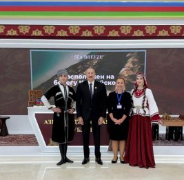 Президент Ильхам Алиев ознакомился в Туркменбаши с национальными стендами стран-участниц СНГ