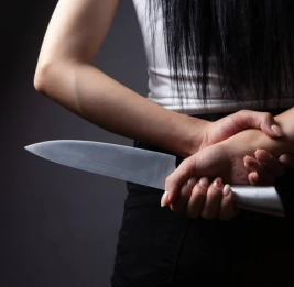 В Варшаве учащаяся напала с ножом на трех девушек