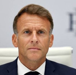 Рейтинг Макрона пробил дно
