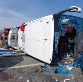 В Турции при столкновении автобуса с грузовиком погибли 11 человек