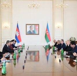 
Состоялась встреча Президента Ильхама Алиева с Премьер-министром Камбоджи в расширенном составе