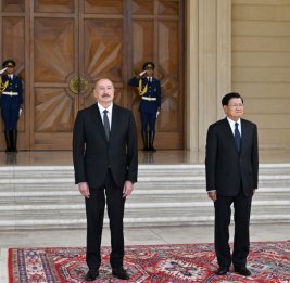 
В Баку состоялась церемония официальной встречи Президента Лаоса