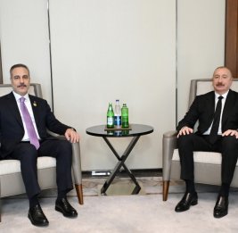 
Президент Ильхам Алиев принял министра иностранных дел Турции