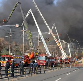 
При тушении пожара на заводе в Южной Корее один пожарный умер, шестеро пострадали