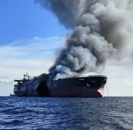 
В Оманском заливе загорелся и потерял ход нефтяной танкер