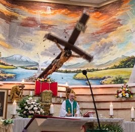 В Эквадоре распятие убило священника