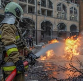 Удар баллистикой по Киеву: метро, жилой дом, жертвы...