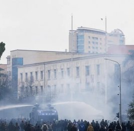 В Тиране столкновения на антиправительственных акциях: 295 пострадавших
