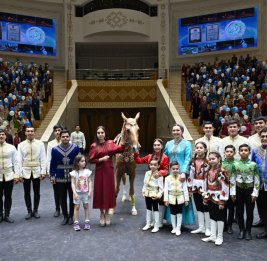 Лейла Алиева посмотрела в городе Аркадаг выступление легендарной национальной группы конных игр &laquo;Галкыныш&raquo;