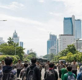 В Джакарте для охраны протестов мобилизуют 9 500 полицейских
