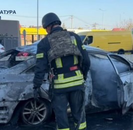 Российский дрон рухнул на машину под Киевом. Люди сгорели заживо